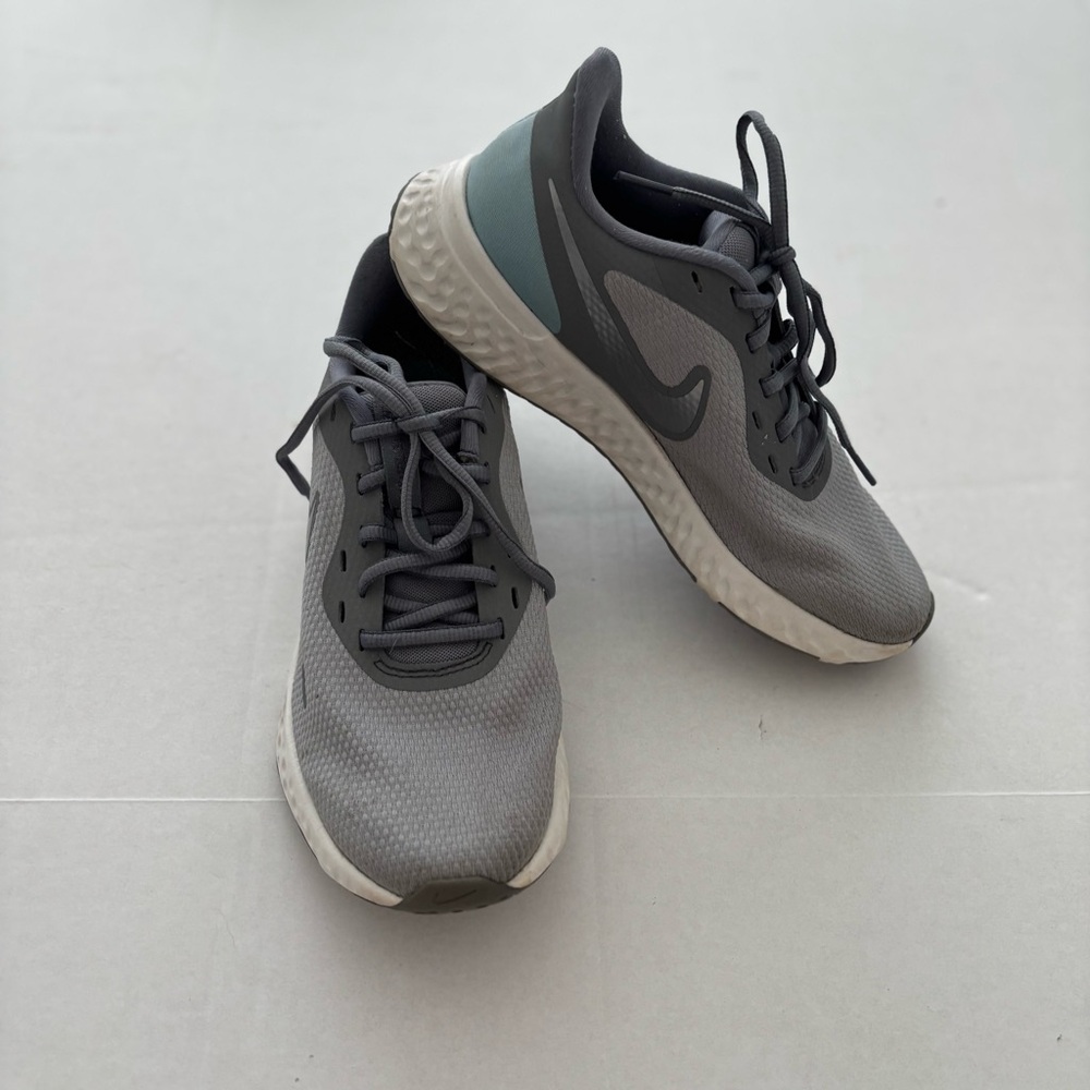 Nike Women's Sneakers Size 7 W Gray/Silver Athletic Running Shoes BQ6716-001 - Picture 4 of 9